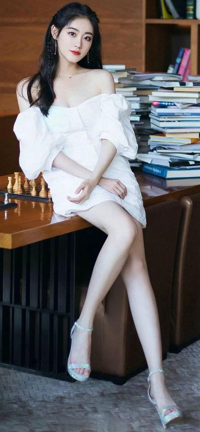 战争”：优雅束腰下的顶流突围密码开元棋牌app祝绪丹的 “天鹅颈(图5)
