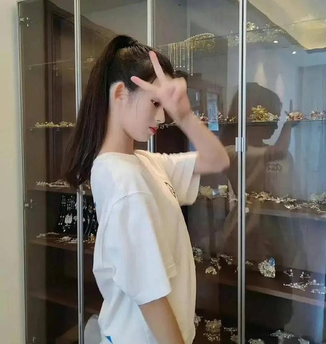 父亲被网友举报到中央巡视组了开元棋牌“高价耳环”女演员的(图3)